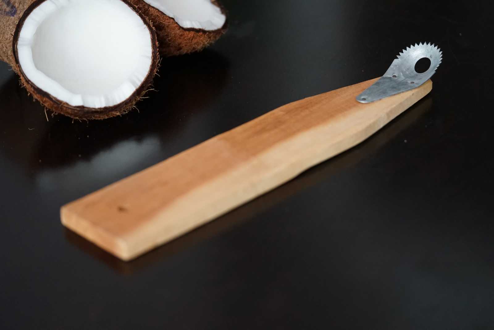 Handtool to grate coconuts